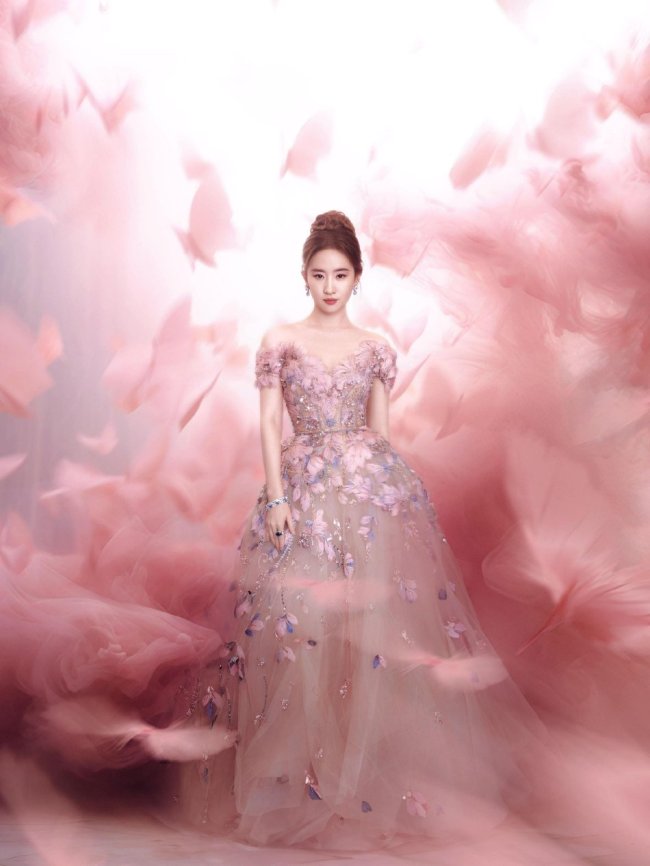 刘亦菲穿粉色羽毛一字肩长裙 气质温婉似公主