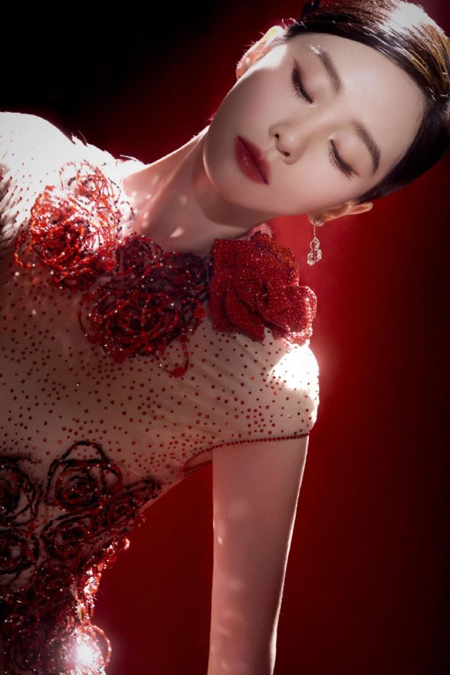 刘诗诗身穿长裙红玫瑰点缀 举止温柔优雅热烈惊艳