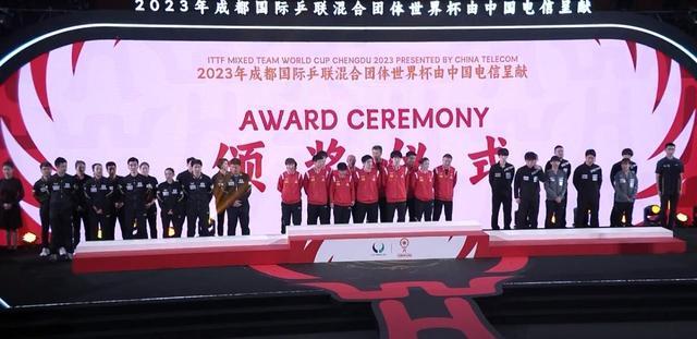 国乒站上混团世界杯冠军领奖台 恭喜马龙获得第28个世界冠军！
