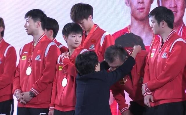 国乒站上混团世界杯冠军领奖台 恭喜马龙获得第28个世界冠军！