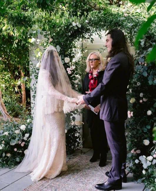 破产姐妹Max演员结婚 在自家花园举办私人婚礼