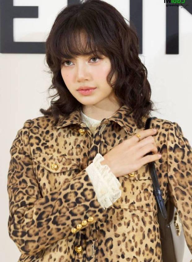 Lisa卷发刘海造型现身时尚活动 豹纹套装很“泰”